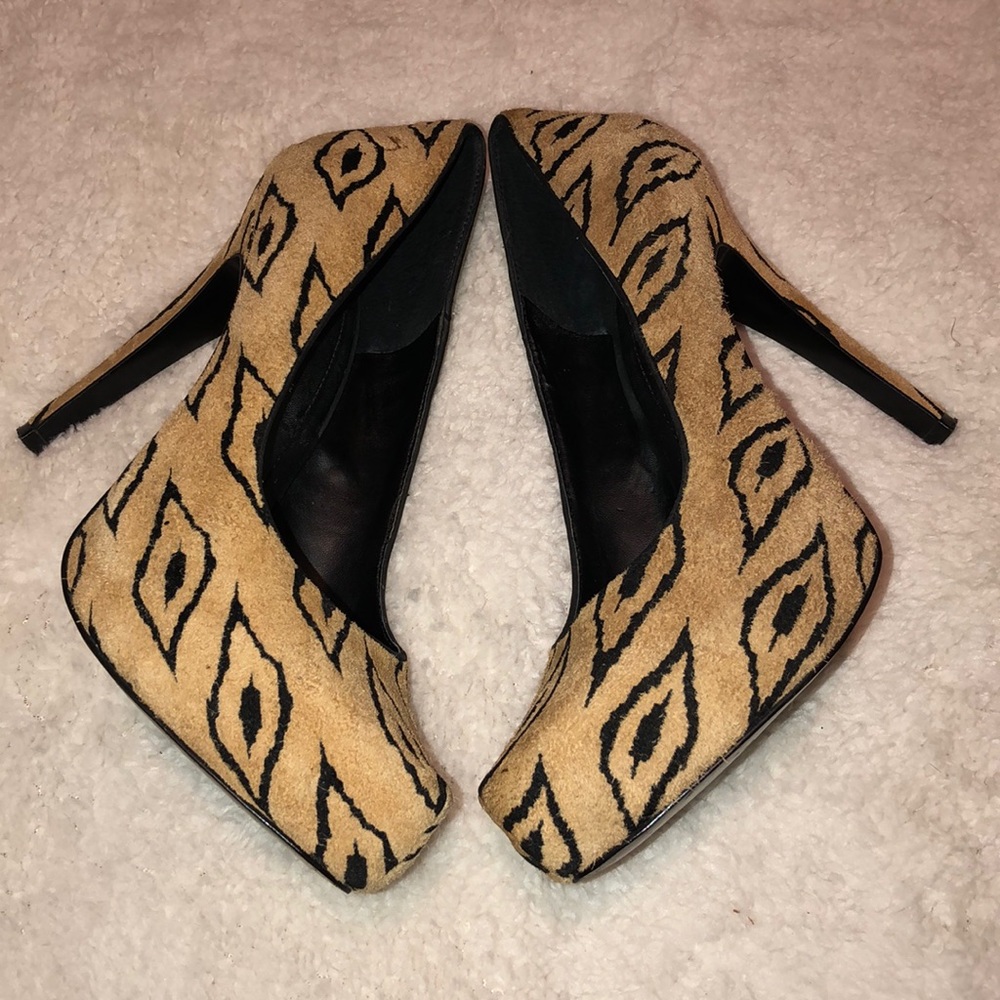 BCBGeneration Parade 2 Pumps Size 7